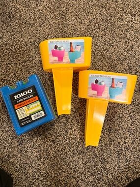 Igloo Blue Ice Pack with Yellow Beach Cup & Cell Holders